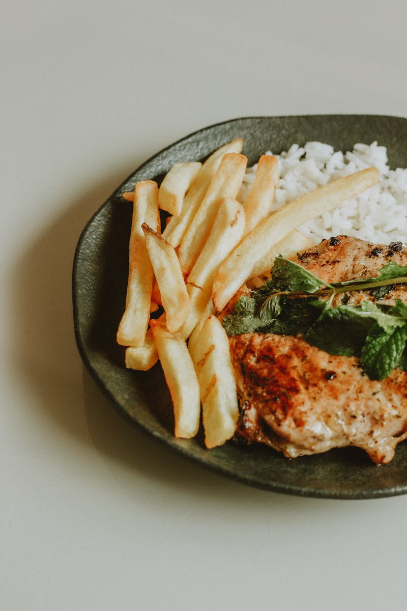 Prato de comida brasileira minimalista